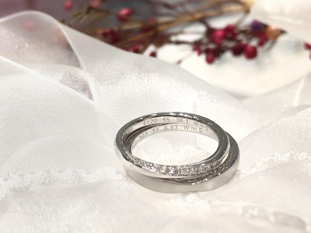 可以透過在結婚戒指內側加入專屬倆人的刻印，加深結婚戒指「一對」的感覺。