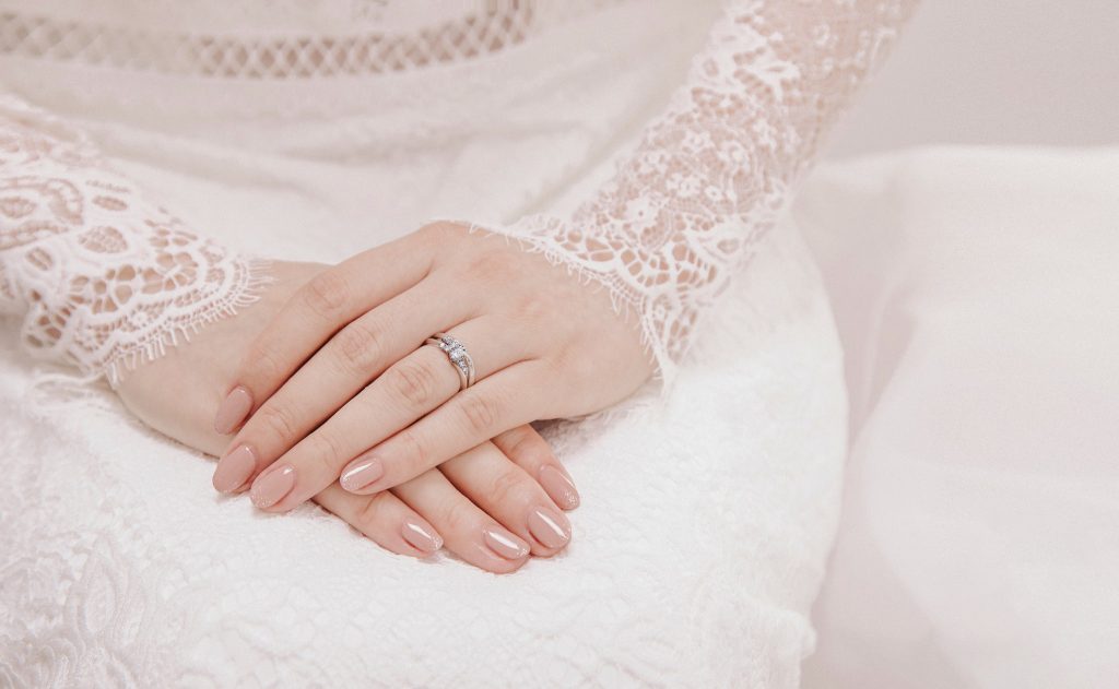 越來越多新人以疊戴搭配為前提，來挑選求婚鑽戒和結婚對戒的款式。