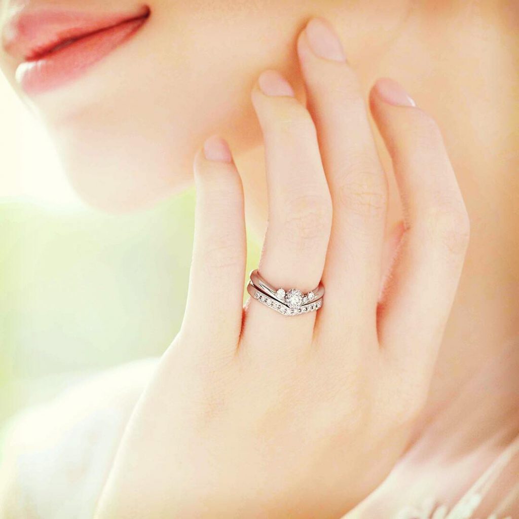 閃耀於無名指間的訂婚戒指。