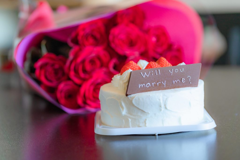甜點盤上寫著「Will You Marry Me？」