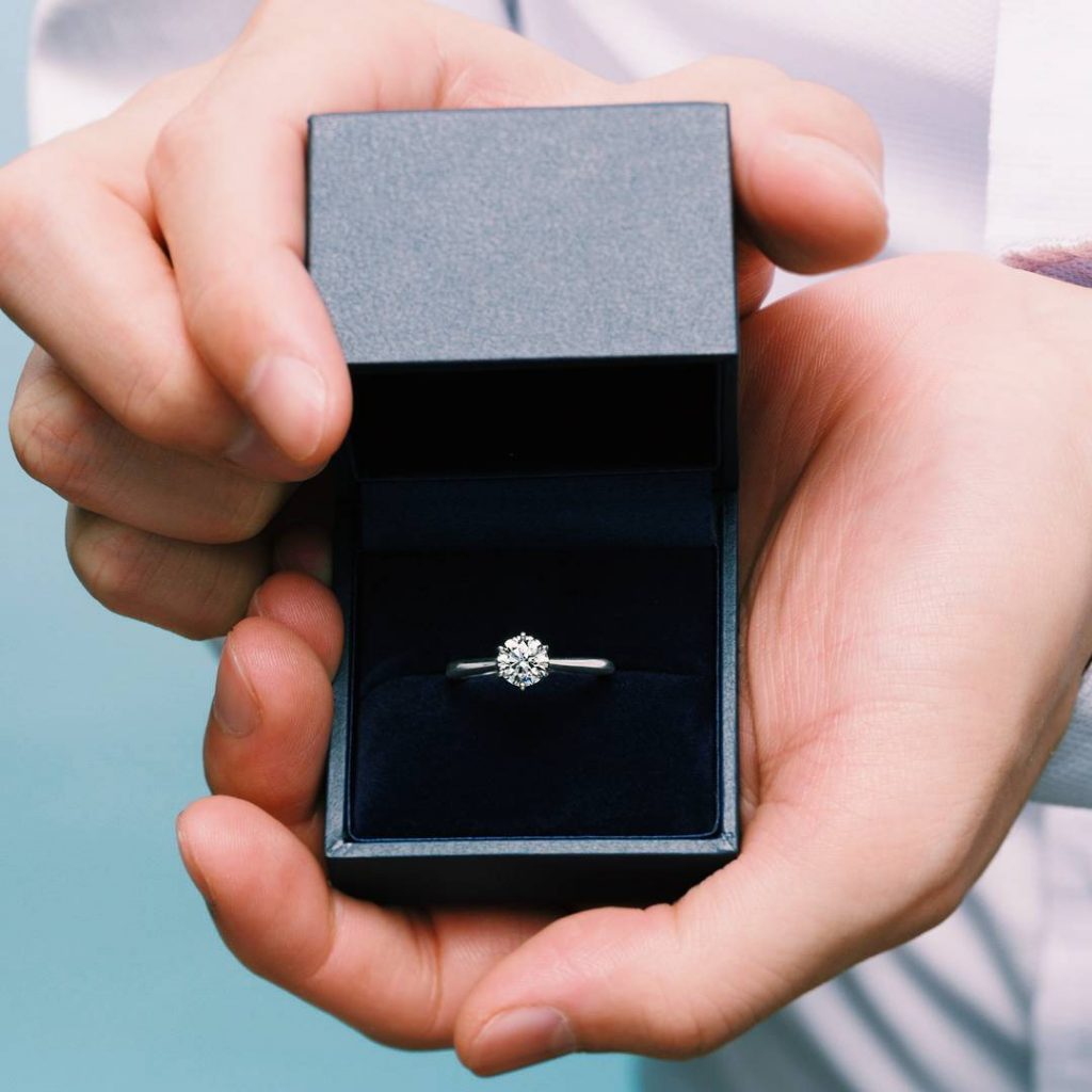 經典款為鑲有鑽石的設計，非常適合求婚場景。