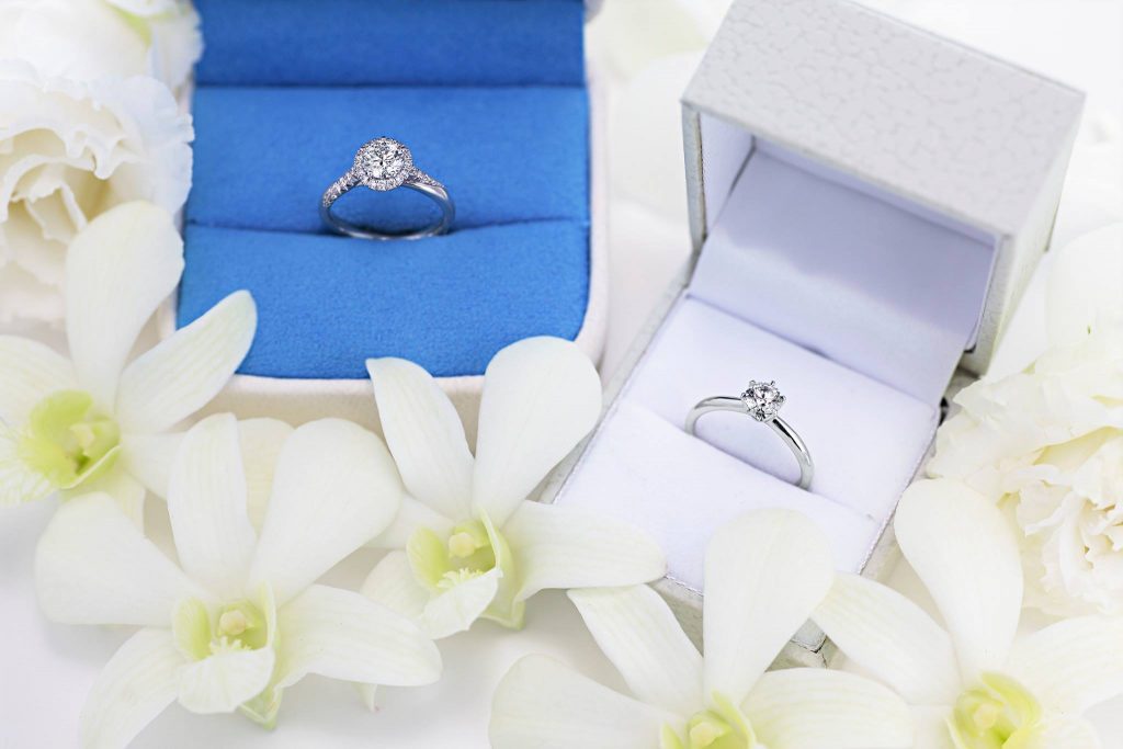 求婚戒指通常需要時間訂製，因此建議您先決定何時贈送求婚戒指。