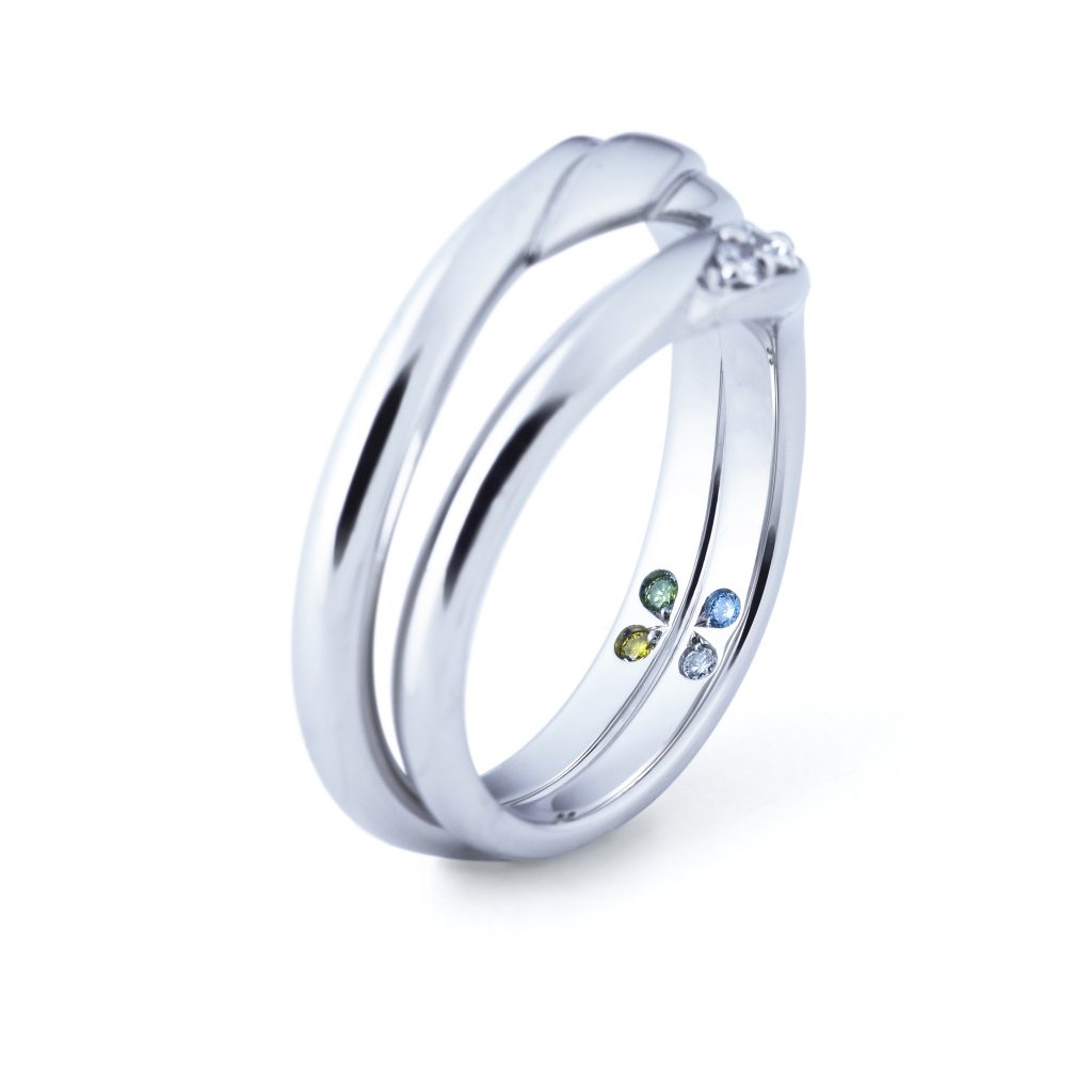 秘語寶石是將有色寶石鑲嵌在結婚對戒、求婚鑽戒上的客製化設計。
