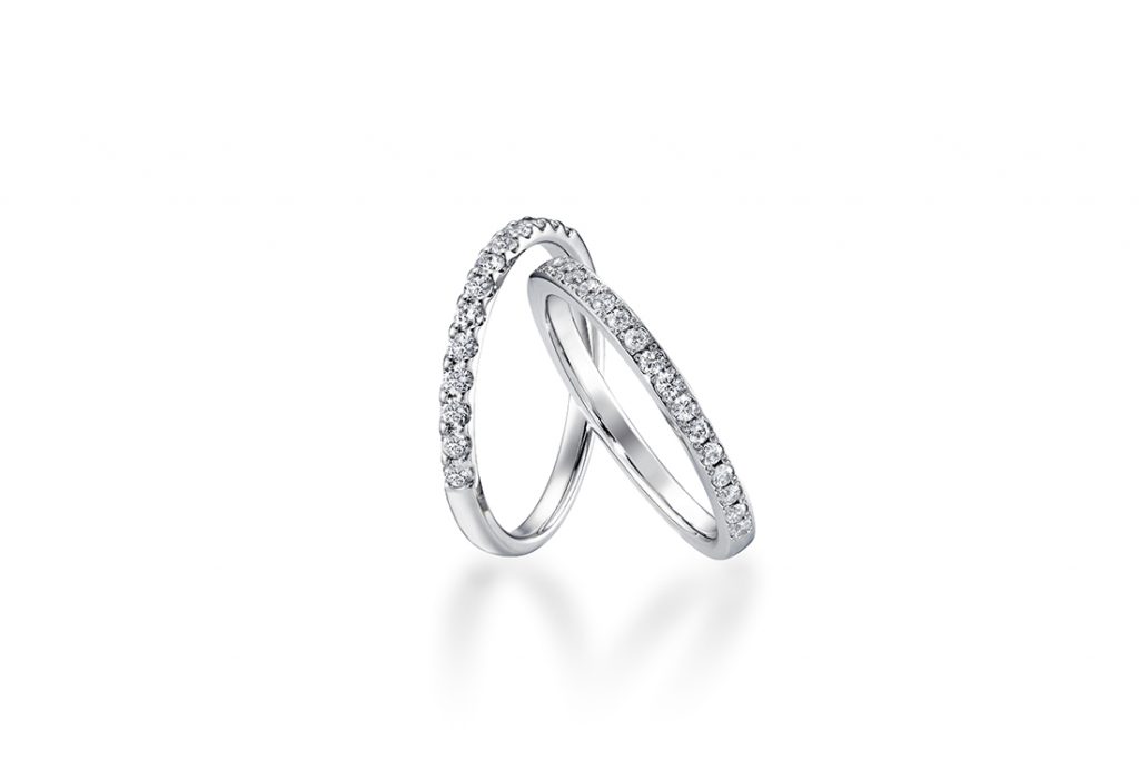 永恆戒指的鑽石有「滑軌」與「爪鑲」的鑲嵌方式。