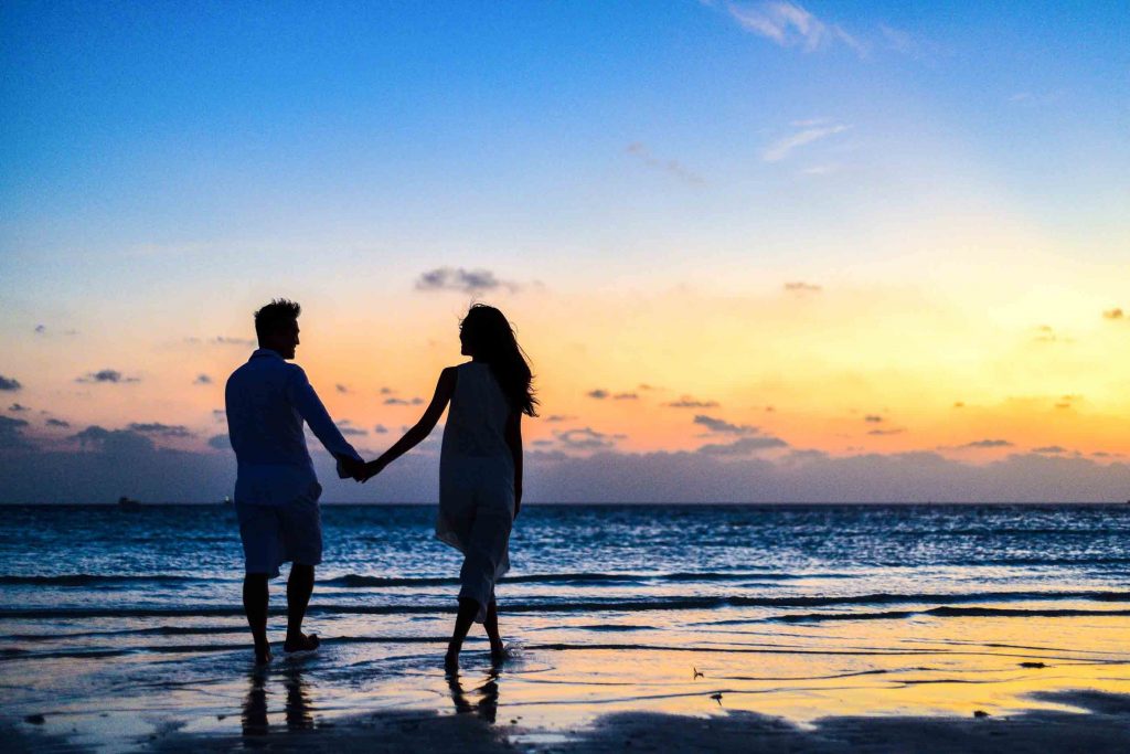 漫步在海潮輕拍的沙灘上，趁著日落時分遞出求婚戒指