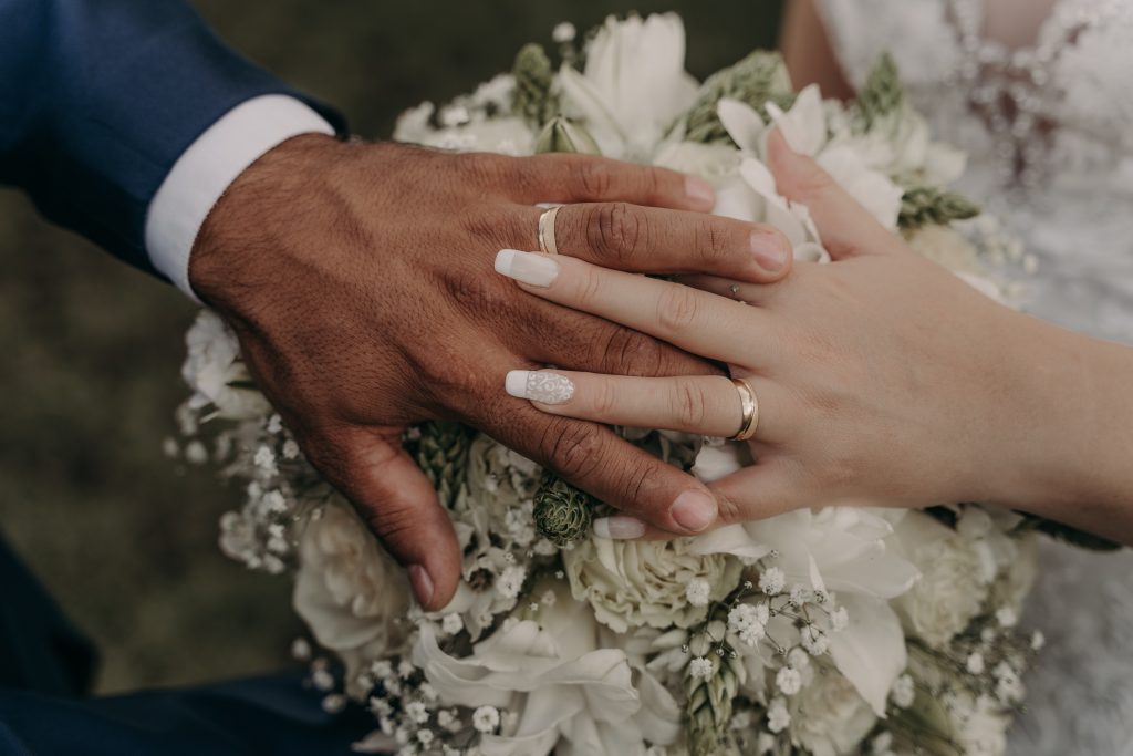 大多數的人一輩子都佩戴著結婚時所購買的結婚對戒，在未來的人生中，調整尺寸和維護保養是不可或缺的。