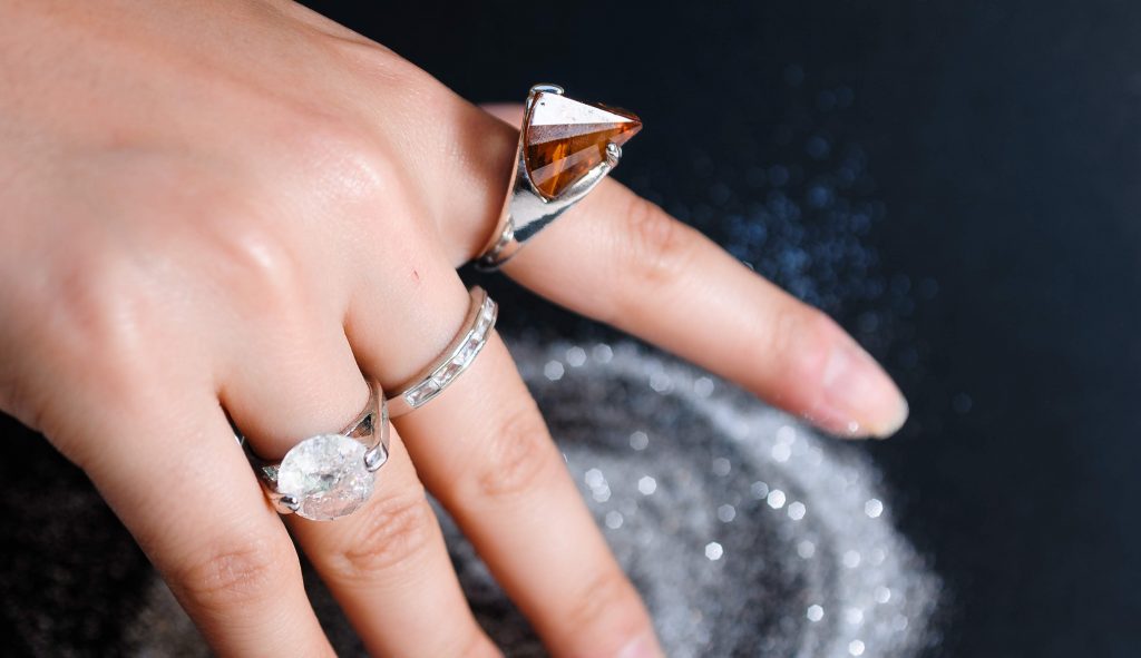 購買求婚戒指前，先贈送時尚戒指作為禮物。