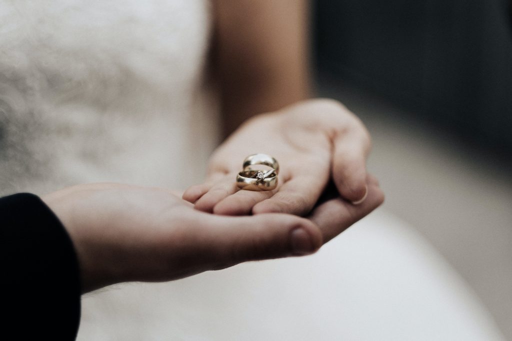 寬版的戒指存在感很強，但也較容易有束縛感，建議您購買婚戒前務必試戴。