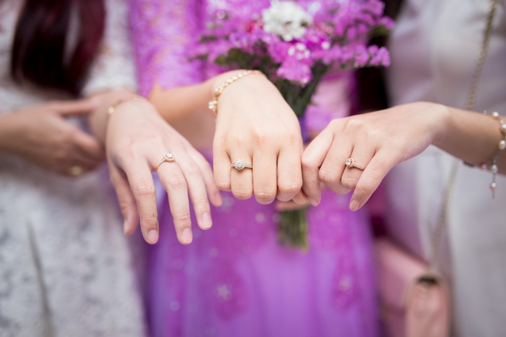 求婚鑽戒和結婚戒指是貴重的珠寶，建議購買前務必事先佩戴金屬飾品進行測試。