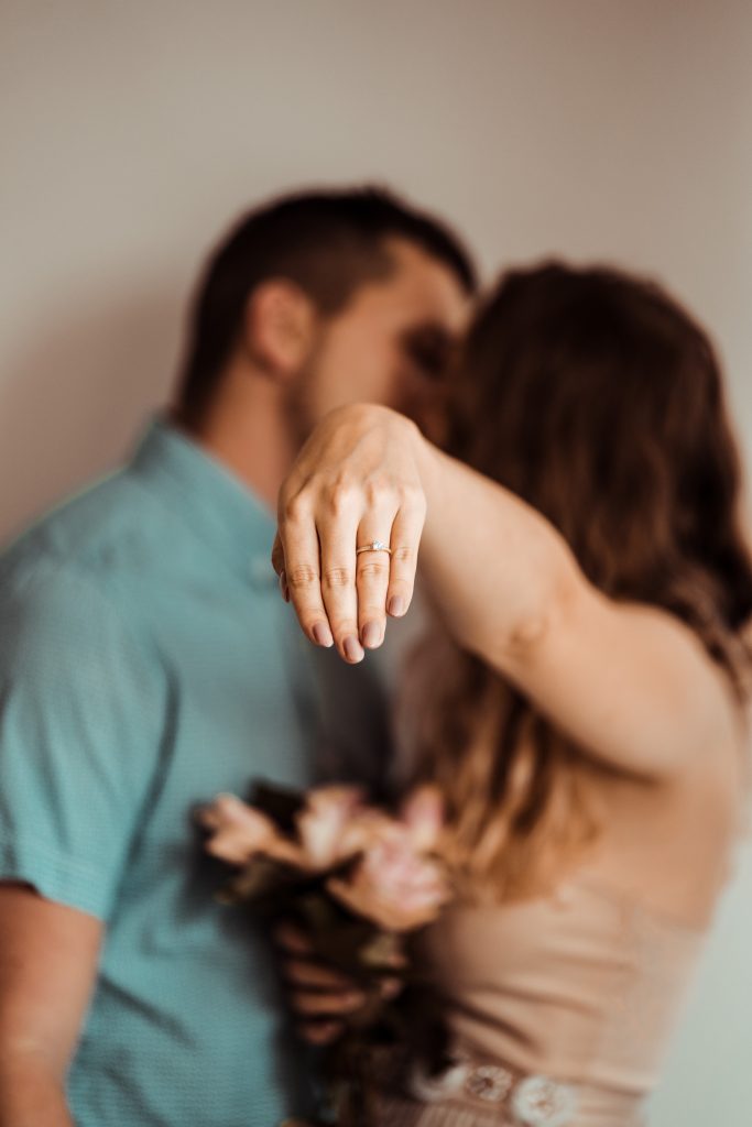 求婚戒指是承諾結婚的證明。