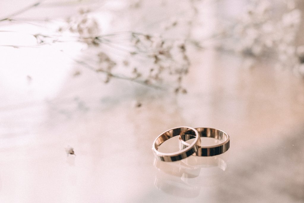 想感受結婚戒指存在感的人較喜歡的「堅硬感」的戒指。