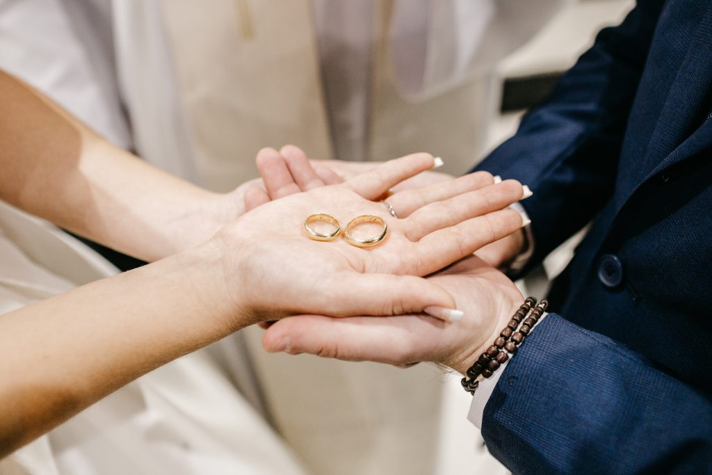 結婚戒指作為結婚的證明，是送給彼此的信物。
