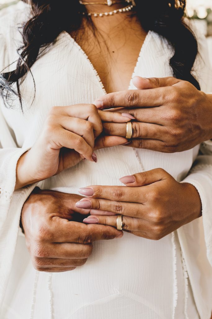 婚戒戴左手還右手? 結婚後，佩戴結婚對戒的意義及起源介紹