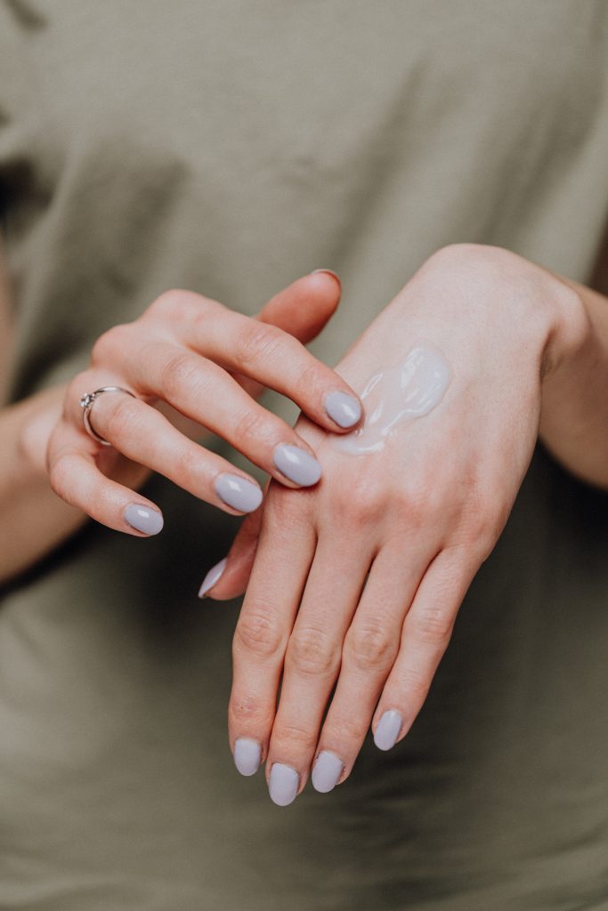 使用護手霜增加手指的潤滑度，以幫助取下戒指。