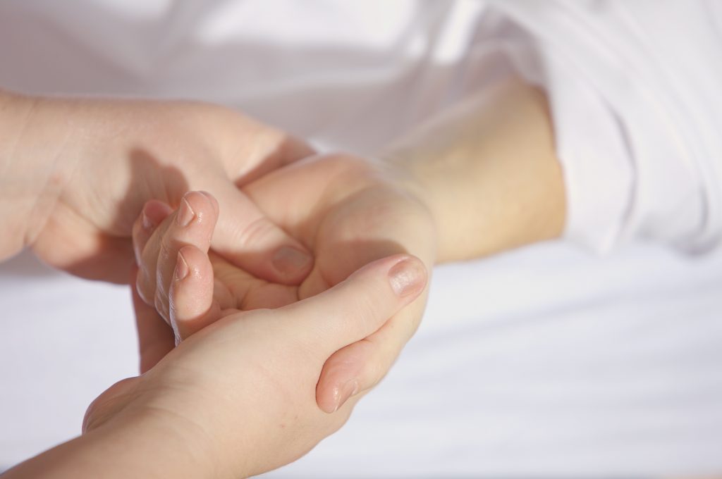 促進手掌和手指的血液循環，並幫助消除水腫，幫助順利取下戒指。