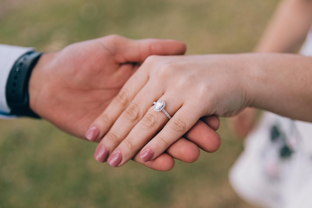 將戒指佩戴在左手無名指是為了互相誓約倆人的愛。