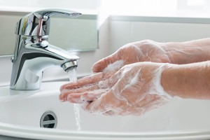 肥皂或清潔劑也可能引起的皮膚炎