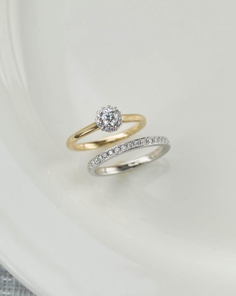 鉑金和黃K金是比較不易變形的材質，推薦用於日常結婚戒指。