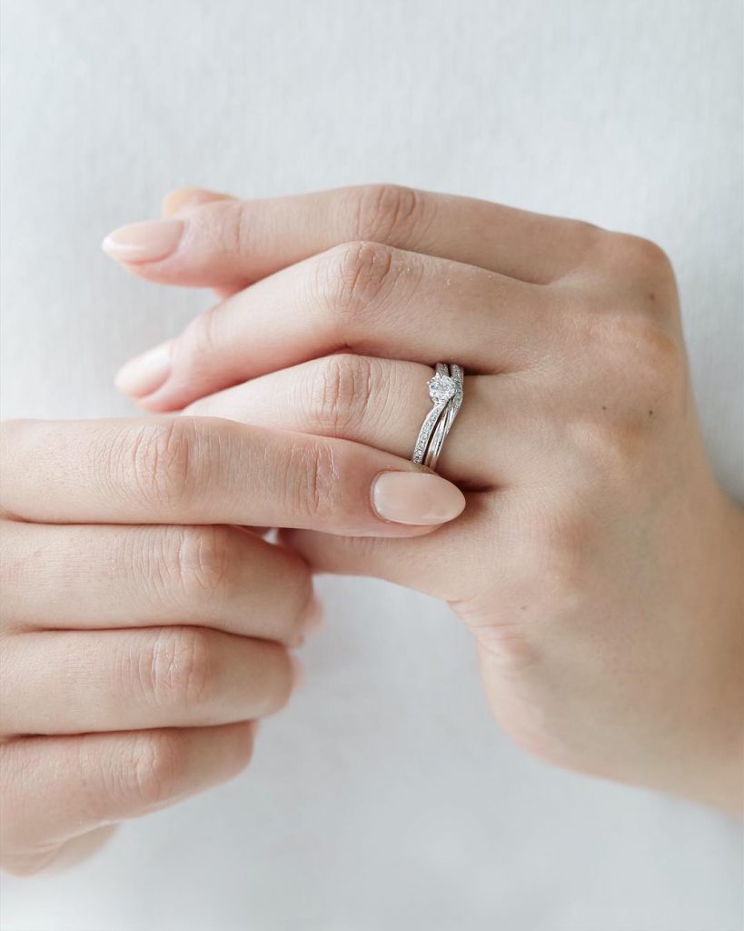 求婚戒指結婚戒指一起戴在左手無名指
