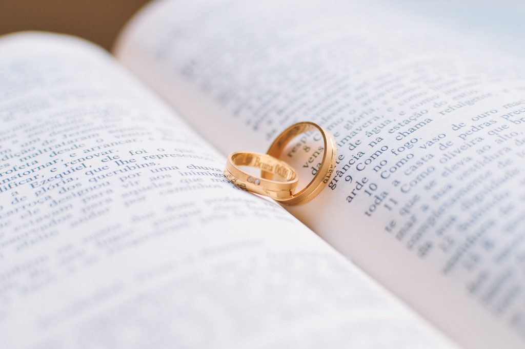 結婚對戒的平均購買價格為60,000~100,000元。