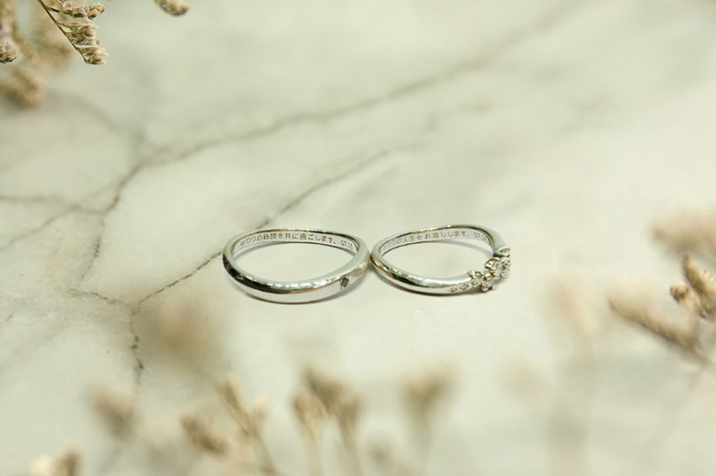 結婚戒指代表了倆人永恆的愛與牽絆。