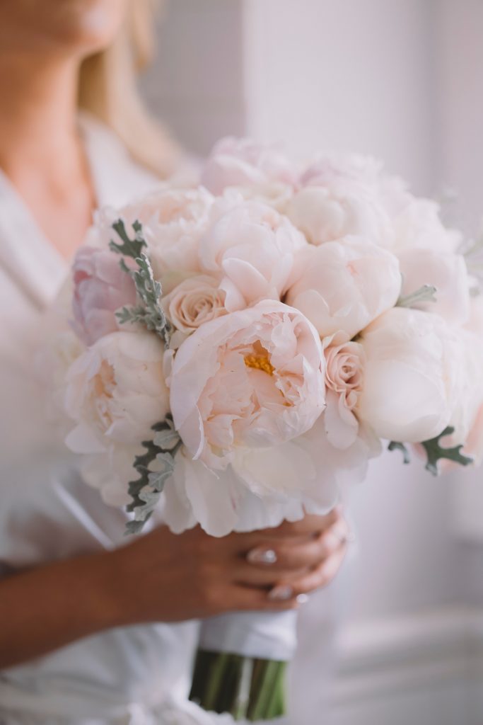 鮮花花束仍是求婚時最受歡迎的禮物。