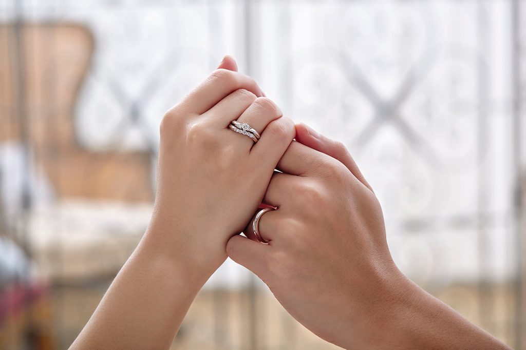 有鑽/無鑽結婚戒指都有各自的魅力，挑選一只適合您手指的戒指才是最重要的。