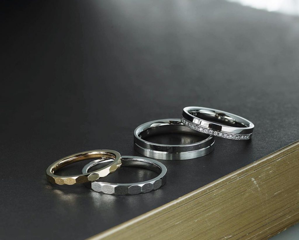 戒指越寬就越有存在感，建議試戴不同厚度(寬度)戒指，感受其間的差異。