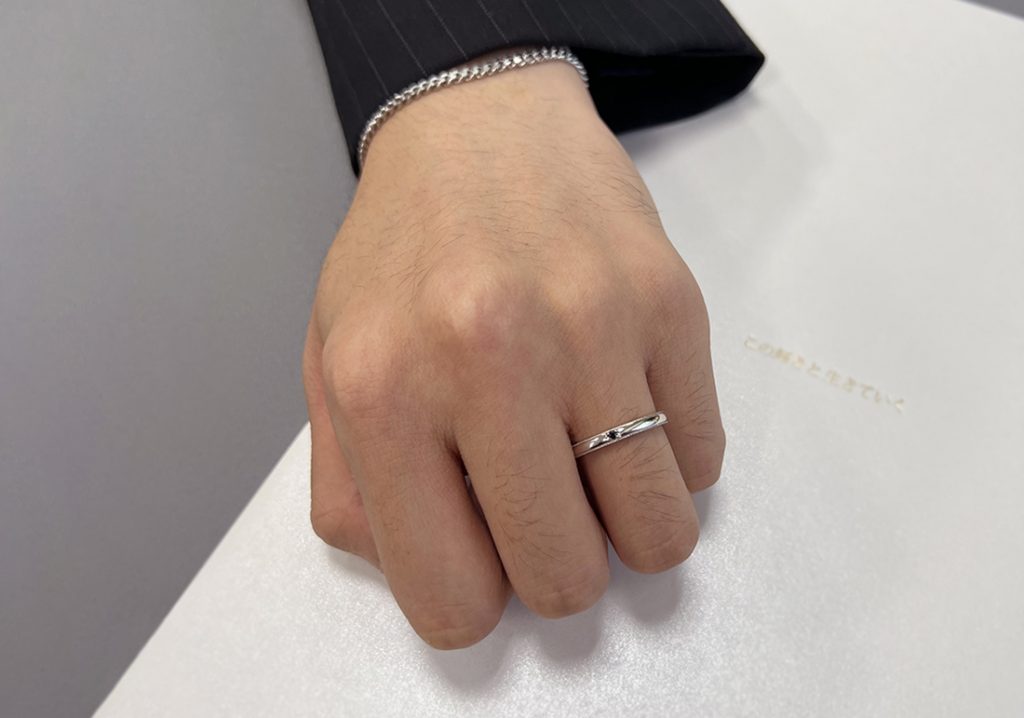 具有深度韻味、讓人覺得穩重的黑色鑽石，在男士結婚戒指中很受歡迎。