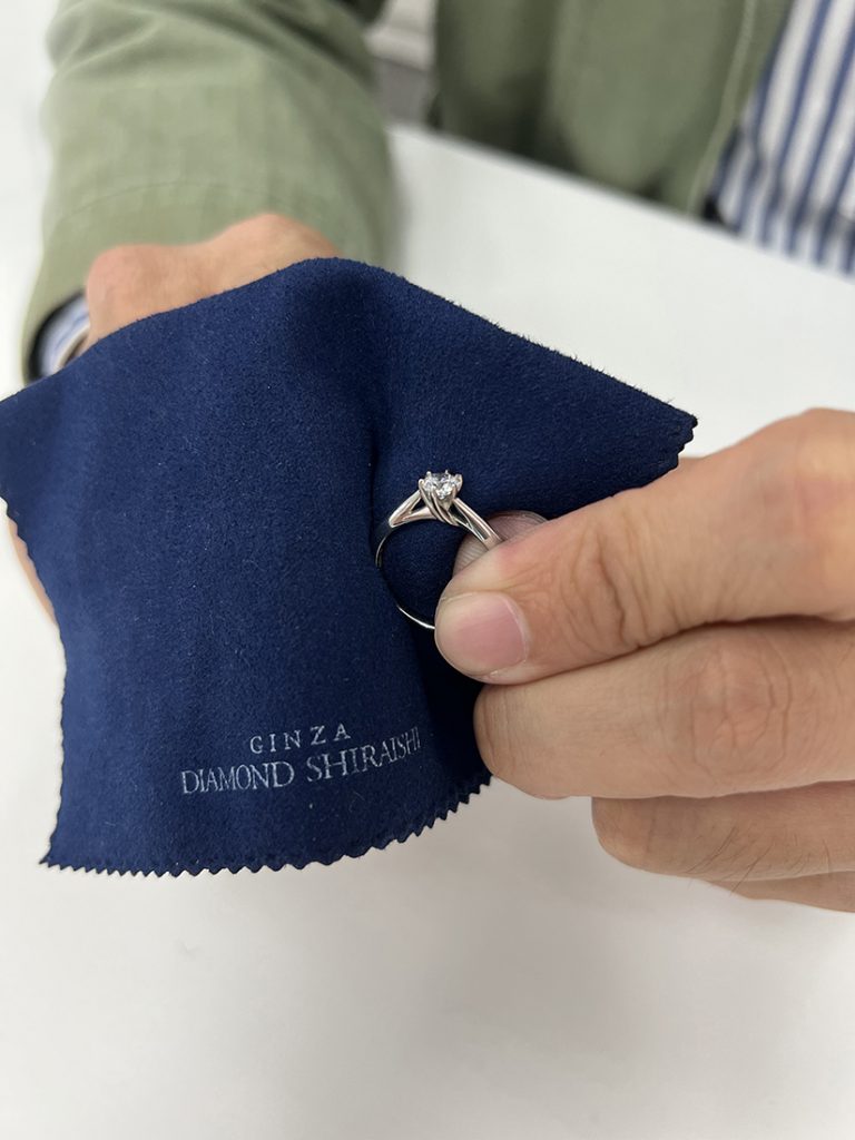 婚鑽戒的日常保養可用軟布輕輕擦拭。