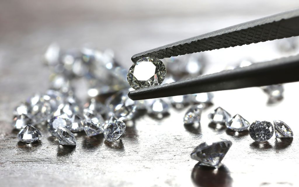 鑽石的價格是依據鑒定的等級來決定的。