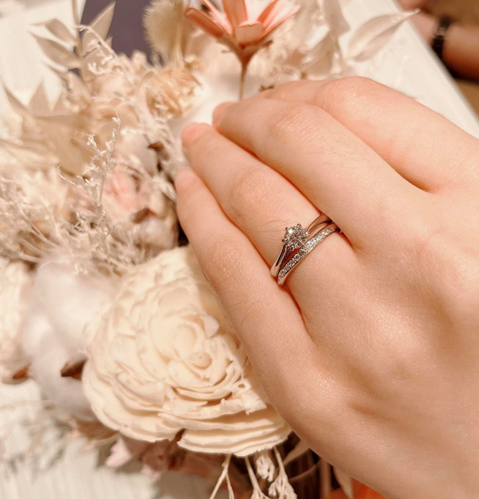 求婚戒指與結婚戒指疊戴搭配很協調。