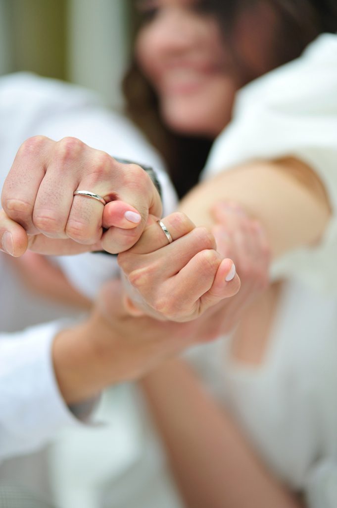 沒有結婚的情侶也可以在左手無名指上佩戴情侶對戒