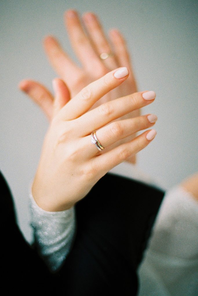 結婚戒指象徵著「倆人之間的牽絆」,可作為情侶之間的「愛情信物」。