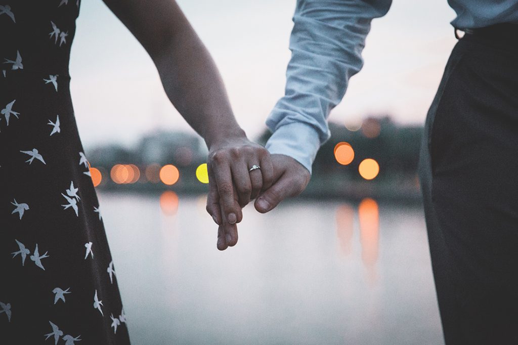 若求婚時尚未贈送求婚戒指，建議倆人一起去挑選訂婚戒指。