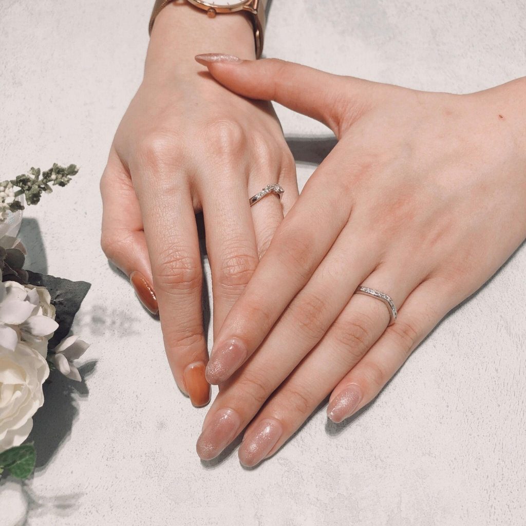 V型結婚戒指讓視線轉移指節。