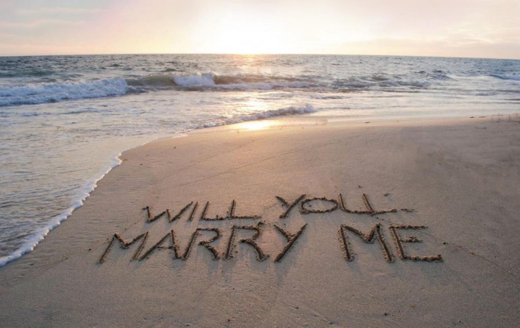 在沙灘寫下求婚台詞「Will You Marry Me?」