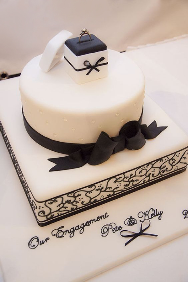 特製一個求婚蛋糕，或將求婚台詞寫在甜點盤上。