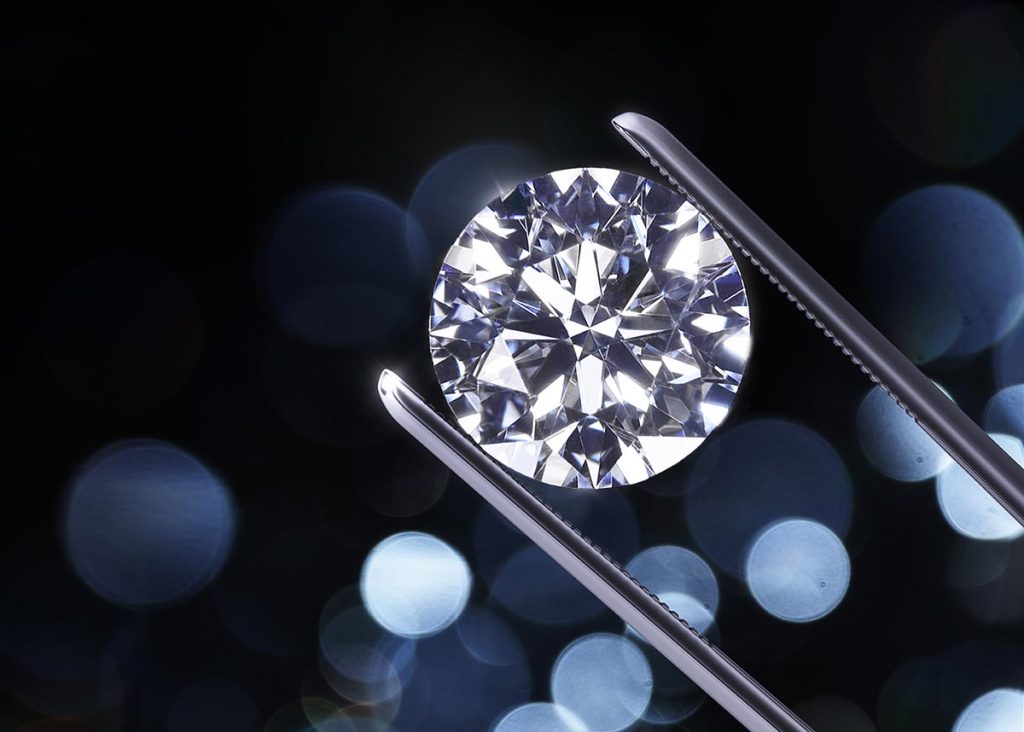 銀座白石擁有常駐以色列的鑽石採購師，並引進評價鑽石光輝的「Sarine Light」。