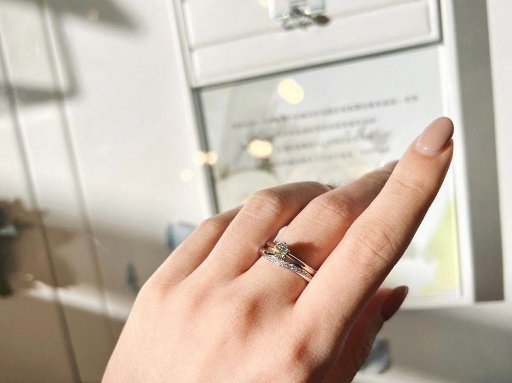 出門時可將求婚戒指結婚戒指一起戴