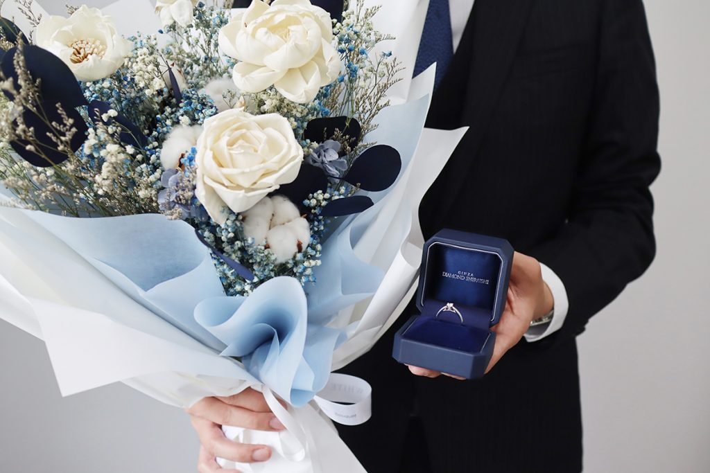 為使求婚更加感動，建議求婚時一併贈送求婚花束。