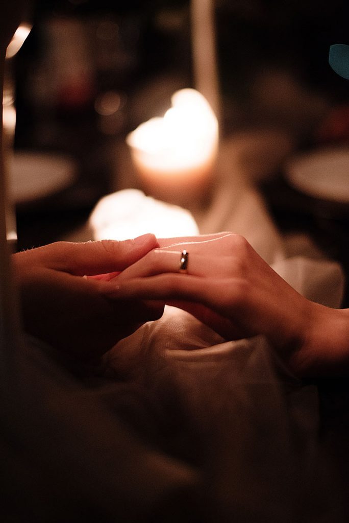完全不鑲嵌任何寶石的戒指也可以作為求婚戒指。