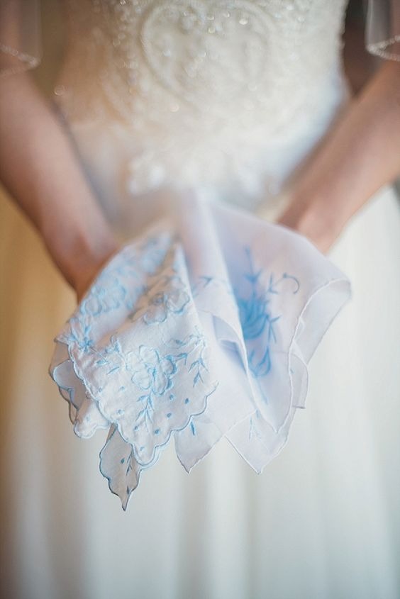 新娘使用藍色刺繡的手帕