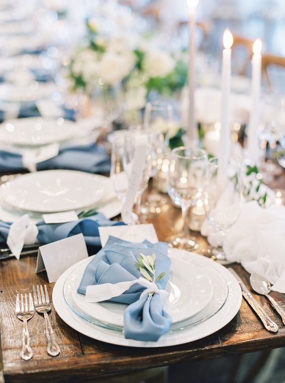 婚宴桌上的藍色餐巾