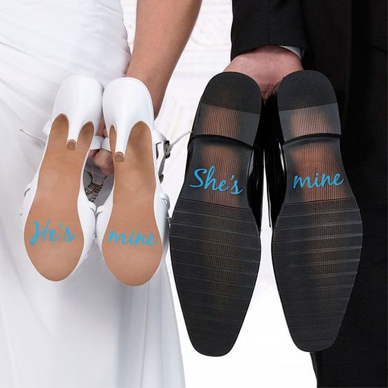 可在婚鞋鞋底寫字營造俏皮感。