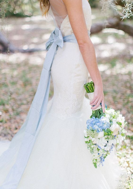 新娘白紗繫上藍色腰帶