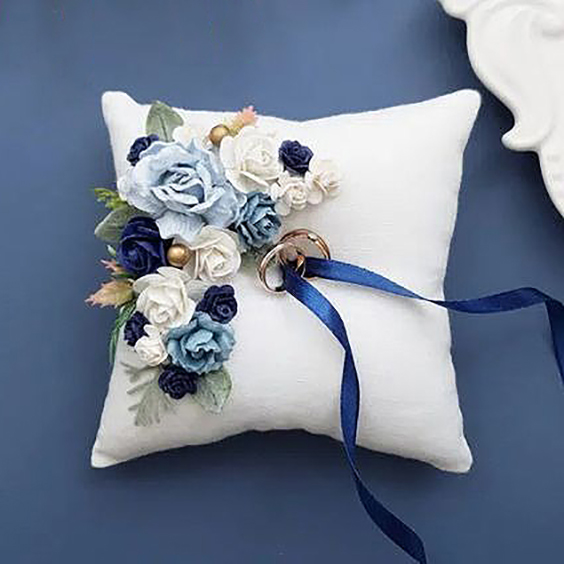 繡有藍色花朵的戒枕
