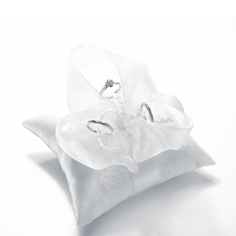 銀座白石 品牌訂製戒枕，圖示為求婚戒指+結婚對戒。