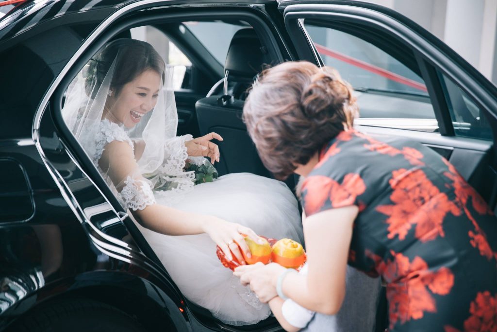 準備橘子或蘋果2顆給新娘下車時觸摸，象徵平安吉祥。