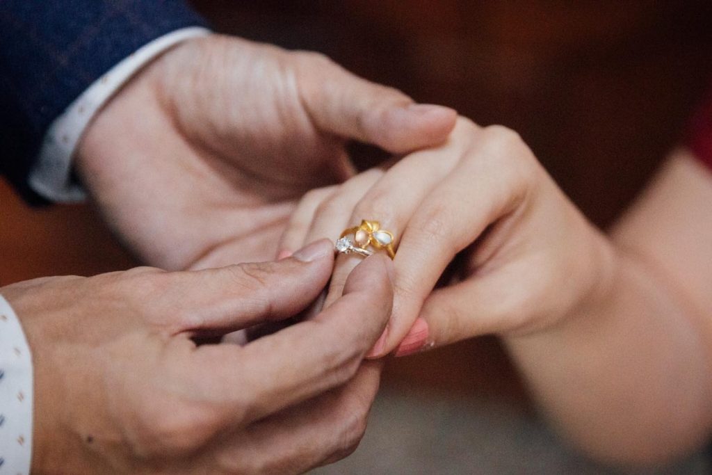 訂婚中交換戒指的儀式會用到鑽戒。
